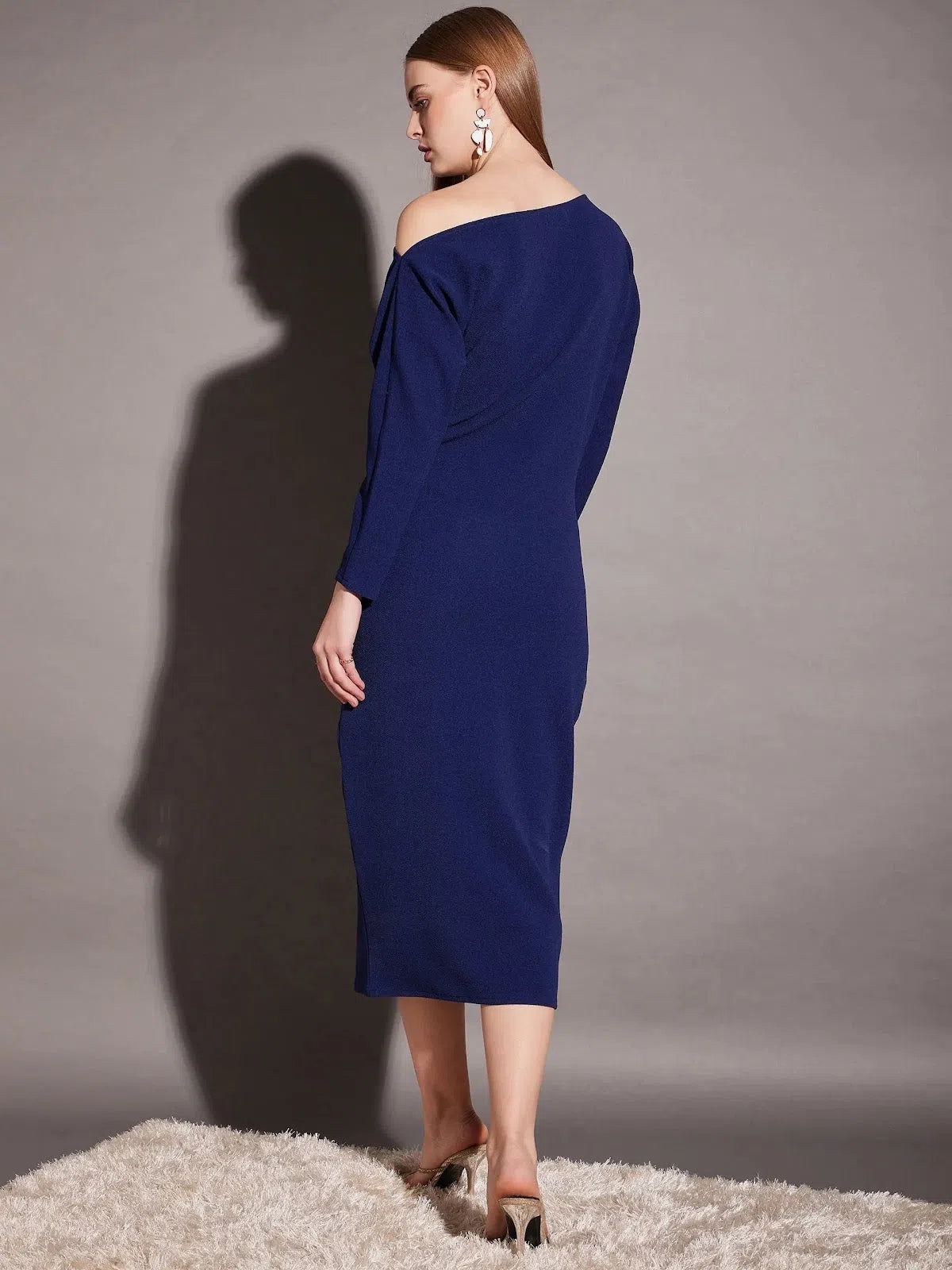 Seasonal Sale Drop shoulder fitted midi dress in Blue Color